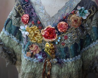 kunstzinnige boho gebreide top "Antieke rozen" gebreide top/vest, geborduurde details, vintage veters, boho zigeuner