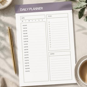 Könnte beinhalten: Ein Tagesplaner-Blatt mit einem violetten Kopfbereich und der Aufschrift DAILY PLANNER. Das Layout enthält ein Datumsfeld, einen Wochenplaner, einen stündlichen Zeitplan von 6:00 bis 23:00 Uhr, eine Aufgabenliste und einen Bereich für Notizen.