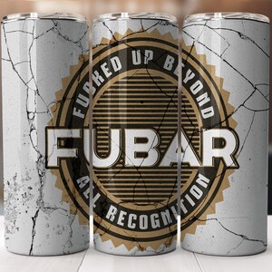 Puede incluir: Un vaso de acero inoxidable blanco con un diseño de mármol agrietado. El vaso presenta un círculo dorado con el texto "FUBAR" en letras blancas y el texto "FUBARed Up Beyond All Recognition" en letras negras.