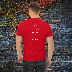 Könnte beinhalten: Rotes T-Shirt mit kurzen Ärmeln und einem weißen Design aus einer Reihe von Strichen auf der Rückseite.