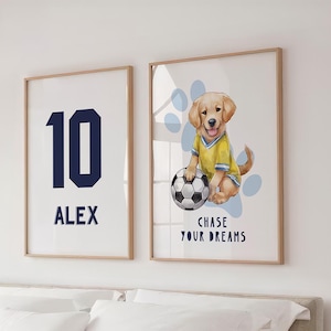 Personalizowany numer i imię na koszulce oraz inspirujący cyfrowy plakat ze szczeniakiem piłkarza „Chase Your Dreams” - zestaw 2 plakatów dla chłopca