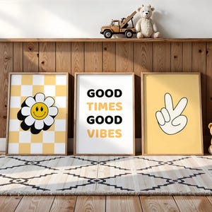 Juego de 3 pósteres retro en blanco y amarillo "Good Times Good Vibes", decoración para habitación infantil, arte de pared con frases lúdicas, póster imprimible de cara sonriente y paz.