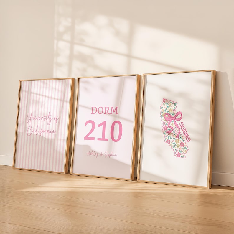 Preppy pink dorm wall art, custom digital print set with editable college, state, room number, and names, perfect for freshmen
Floral state map dorm poster set, personalized for any university, pink modern prints, unique gift for students or roommates
Customizable dorm room prints, pink college art for any state or school, digital download, stylish and preppy decor
