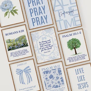 Pode incluir: Uma coleção de impressões de arte emolduradas com citações inspiradoras e desenhos florais. As impressões apresentam frases como "Pray", "God is good" e versículos bíblicos. A paleta de cores inclui tons de azul, castanho e branco.