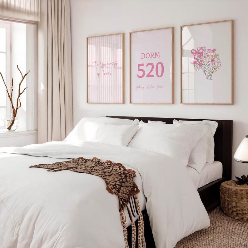 Elevate your aesthetic college dorm room decor with this custom pink preppy gallery wall set of three. Featuring a personalized university name poster, a floral state map with a coquette bow, and a custom room number print. This digital download perfectly captures the highly sought after coastal granddaughter interior design trend. An incredible printable graduation gift for teen girls, offering immense emotional utility and a beautifully cohesive living space sanctuary for your apartment.