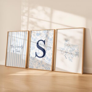 Digital wall art set for students, featuring custom monogram and school pride design.

University-themed printable posters for stylish and personalized dorm decorating.

Custom state map art print with matching monogram and college name design.

Blue floral and stripe personalized dorm wall art set, digital download.

Customizable poster set for university students and alumni, perfect graduation gift.