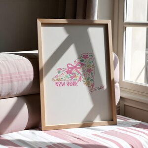 Balance your relaxing safe haven vibe by styling our cozy reading nook wall art with this custom pink preppy gallery wall set digital download. This aesthetic room decor strategy blends a warm minimalist illustration with this personalized university and floral state map poster. Perfectly capturing the slow living and coastal granddaughter interior design trends, this printable gallery wall offers grounded optimism. Deliver massive emotional utility and a chic ambiance to your teen bedroom.
