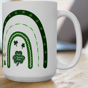 Taza de cerámica vintage caprichosa con arcoíris verde retro del Día de San Patricio, 15 oz