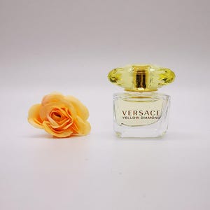 Perfume Yellow Diamond MINIATURE. 5 ml / 0.16 fl oz. EDT. Coleccionable. Splash, NO espray.