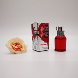 Perfume en MINIATURA Amor Amor (2003) de Cacharel. EDT de 5 ml. Coleccionable. Vaporizador. **¡Colección poco común!**