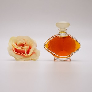 Lalique Le Baiser (1999) MINIATURE perfume. 4.5ml / 0.15 fl.oz. EDP. Splash, not spray. Beautiful vintage mini bottle. **No Box**