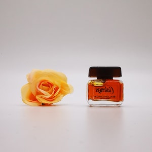 PARFUM miniature perfume (1973). 1.8ml / 0.06 fl.oz. MICRO MINIATURE Collectible. Splash, not spray. No box! ***Rare vintage***