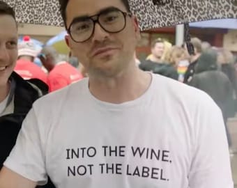 In den Wein nicht das Label T-Shirt | Schitt&#39;s Creek Tshirt