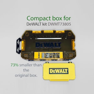 Op de afbeelding: Een gele en zwarte DeWALT gereedschapskist met de tekst "DeWALT" op de voorkant. De kist is 73% kleiner dan de originele kist.