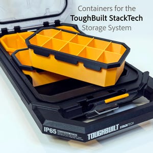 Może przedstawiać: Czarno-żółty system przechowywania ToughBuilt StackTech z przezroczystą pokrywą. System posiada zdejmowaną, żółtą tacę z wieloma przegródkami i czarną obwódką. Taca jest oznaczona "IP65".