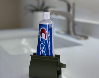 Supporto per spremi-dentifricio. Organizzazione del bagno.