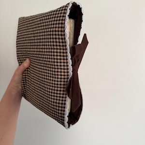 Dark Academia Bible Bow Sleeve Cover - Handmade Bow Bible Sleeve Cover - Black Check with Chocolate Brown Bow afbeelding 2