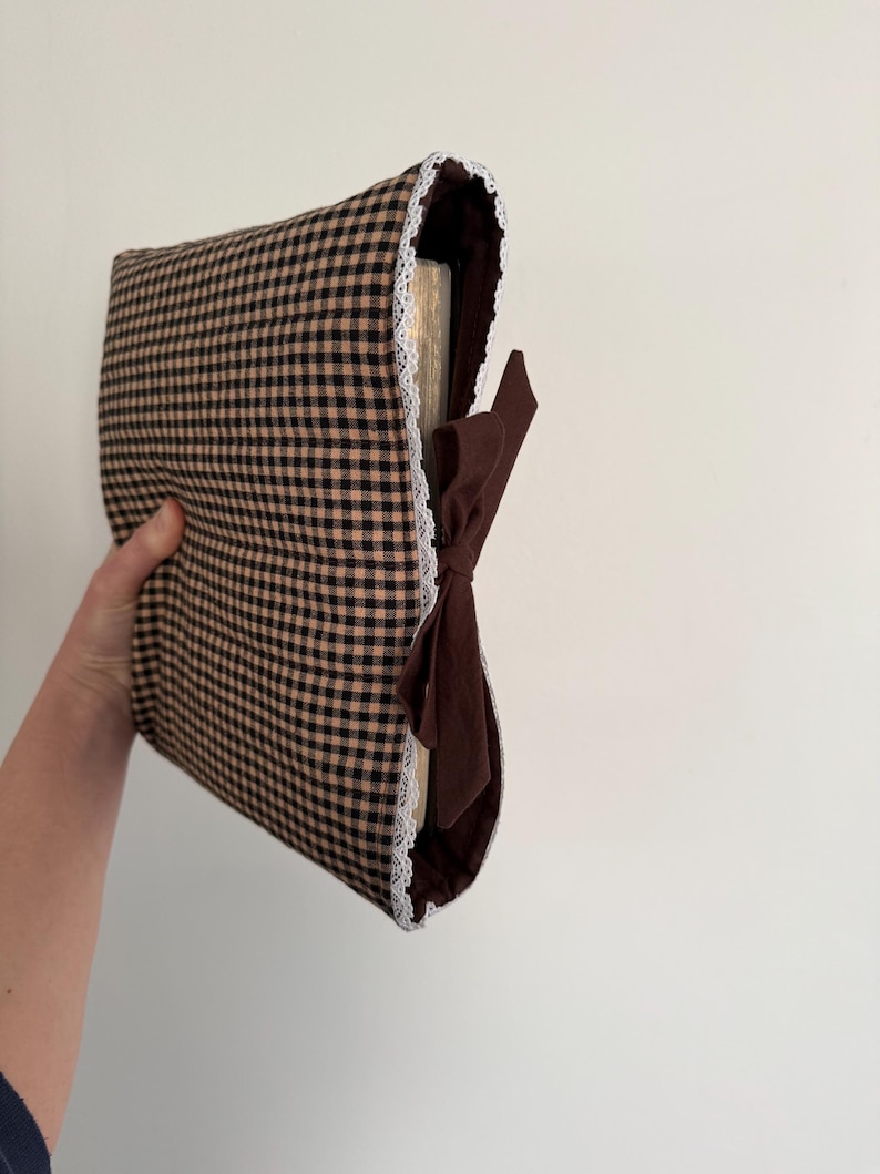 Dark Academia Bible Bow Sleeve Cover - Handmade Bow Bible Sleeve Cover - Black Check with Chocolate Brown Bow afbeelding 2