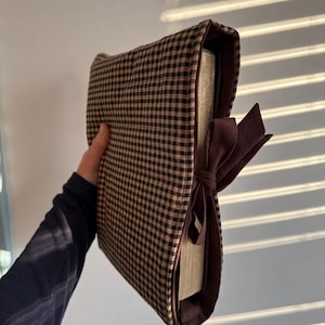 Dark Academia Bible Bow Sleeve Cover - Handmade Bow Bible Sleeve Cover - Black Check with Chocolate Brown Bow afbeelding 3
