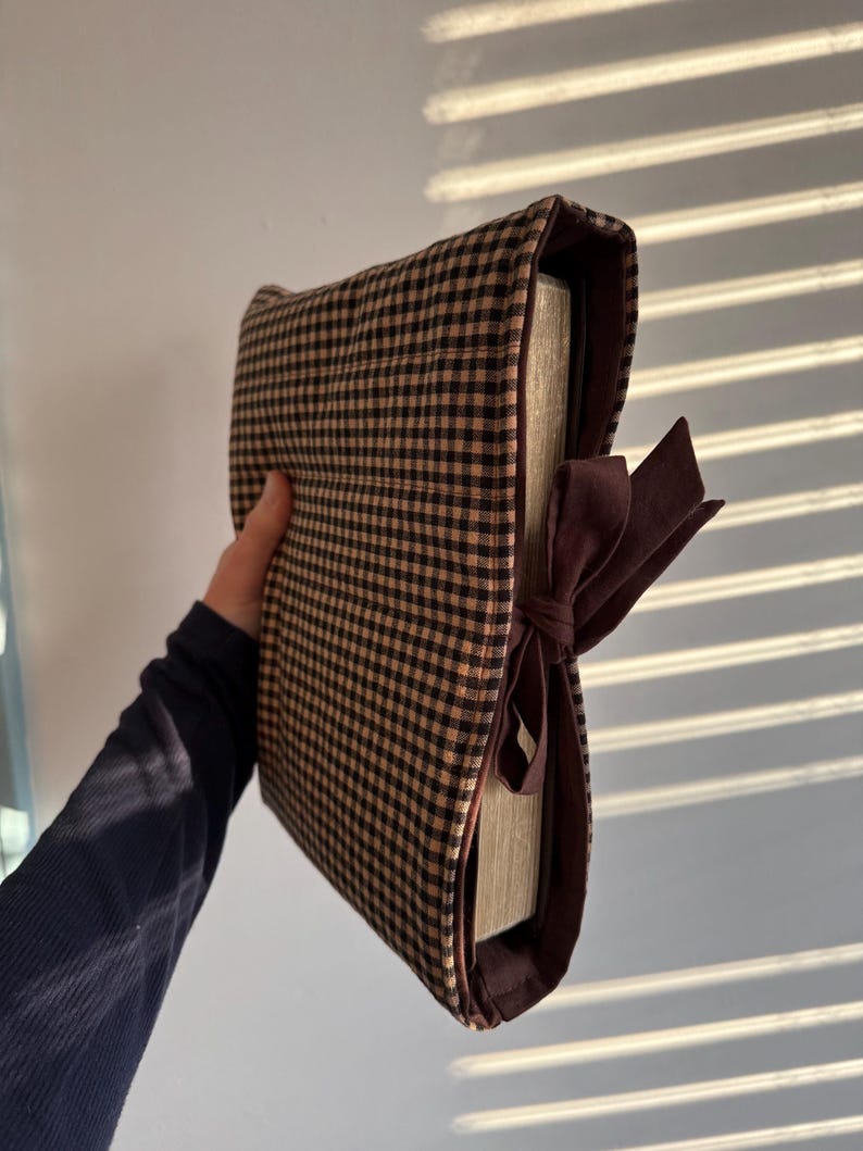 Dark Academia Bible Bow Sleeve Cover - Handmade Bow Bible Sleeve Cover - Black Check with Chocolate Brown Bow afbeelding 3