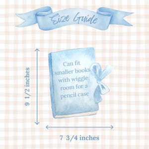 Op de afbeelding: Waterverfillustratie van een lichtblauw boek met een lint, met de tekst "Maatgids". Het boek is 24,1 cm hoog en 19,7 cm breed. De tekst op het boek geeft aan dat het kleinere boeken kan bevatten met ruimte voor een etui.