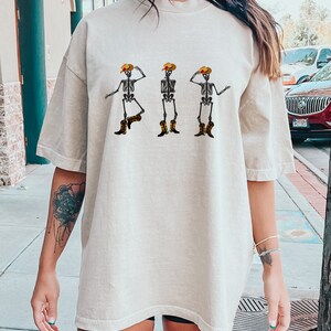 Comfort Colors Dancing Skeletons Shirt Skeleton Cowgirl Shirt Oversized Western Graphic Tee Rodeo Halloween Outfit Country Music Shirt afbeelding 2