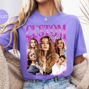 Puede incluir: Una camiseta de color violeta con un dise&ntilde;o gr&aacute;fico con la palabra "CUSTOM" en una fuente rosa retro. El dise&ntilde;o incluye un collage de rostros de mujeres. La palabra "Text" tambi&eacute;n es visible.