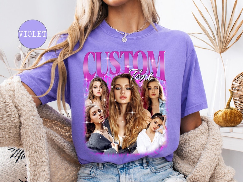 Puede incluir: Una camiseta de color violeta con un dise&ntilde;o gr&aacute;fico con la palabra "CUSTOM" en una fuente rosa retro. El dise&ntilde;o incluye un collage de rostros de mujeres. La palabra "Text" tambi&eacute;n es visible.