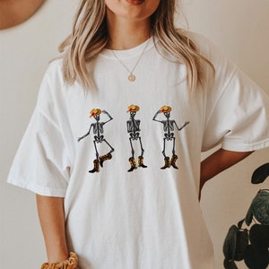 Comfort Colors Dancing Skeletons Shirt Skeleton Cowgirl Shirt Oversized Western Graphic Tee Rodeo Halloween Outfit Country Music Shirt afbeelding 3