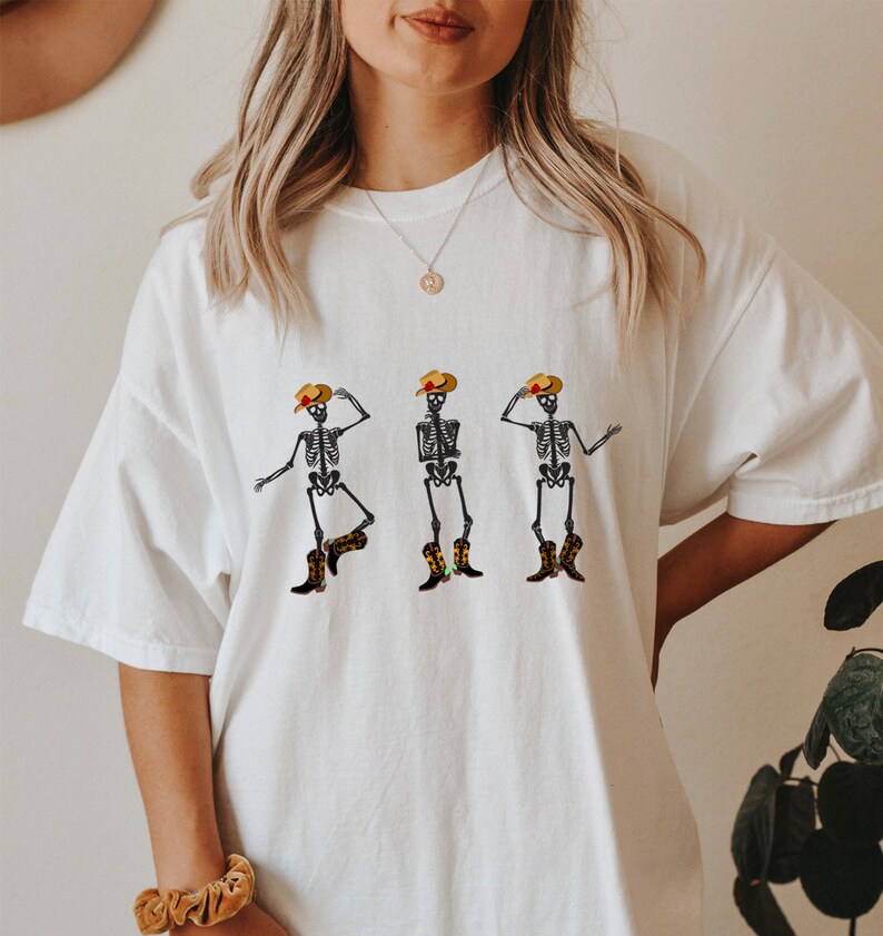 Comfort Colors Dancing Skeletons Shirt Skeleton Cowgirl Shirt Oversized Western Graphic Tee Rodeo Halloween Outfit Country Music Shirt afbeelding 3