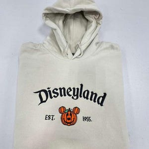 Sudadera de Halloween de Disneyland: Diseño bordado de Mickey y calabaza. imagen 3