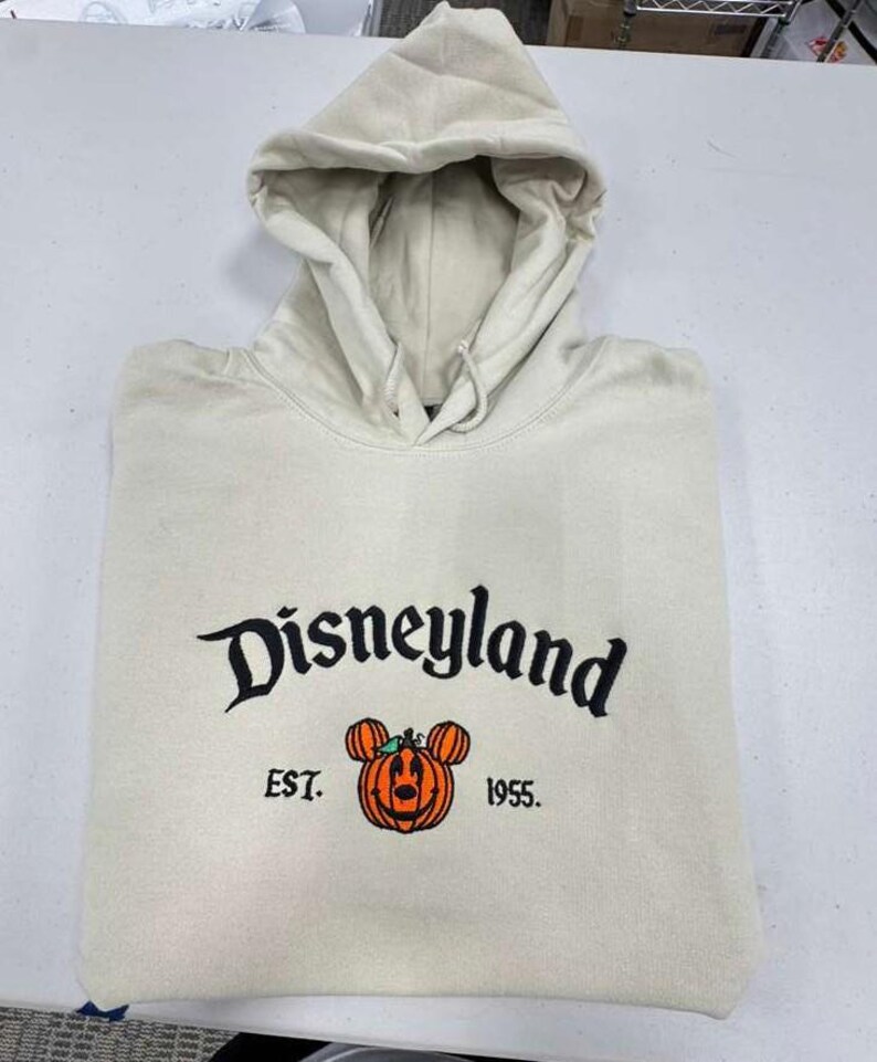 Sudadera de Halloween de Disneyland: Diseño bordado de Mickey y calabaza. imagen 3