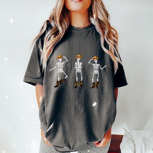 Comfort Colors Dancing Skeletons Shirt Skeleton Cowgirl Shirt Oversized Western Graphic Tee Rodeo Halloween Outfit Country Music Shirt afbeelding 1