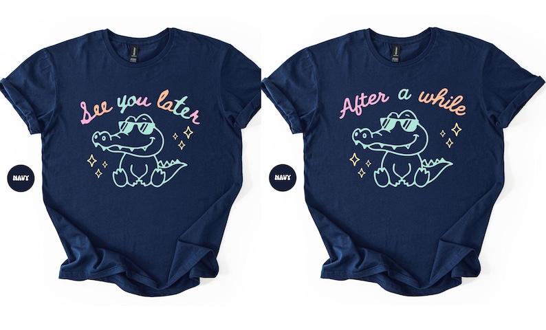 Puede incluir: Camisetas azul marino con un cocodrilo de dibujos animados con gafas de sol. Una camiseta dice "See you later" y la otra "After a while" en escritura colorida. Ambas camisetas tienen un c&iacute;rculo azul marino con la palabra "NAVY".