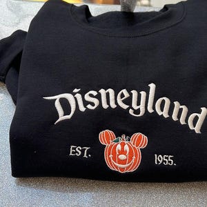 Sudadera de Halloween de Disneyland: Diseño bordado de Mickey y calabaza. imagen 2