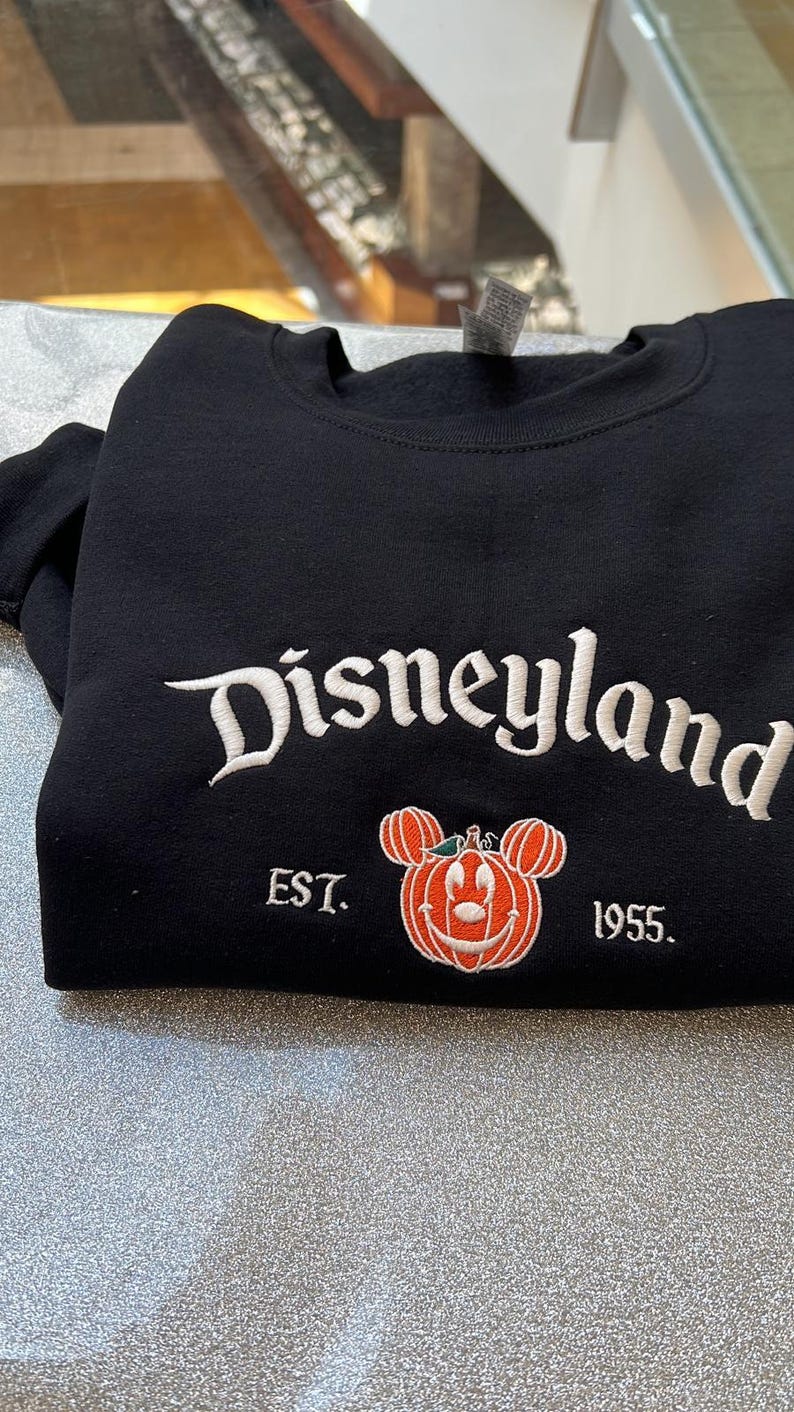 Sudadera de Halloween de Disneyland: Diseño bordado de Mickey y calabaza. imagen 2