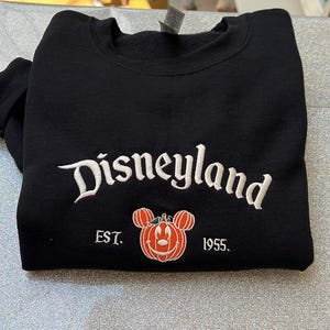 Sudadera de Halloween de Disneyland: Diseño bordado de Mickey y calabaza. imagen 1