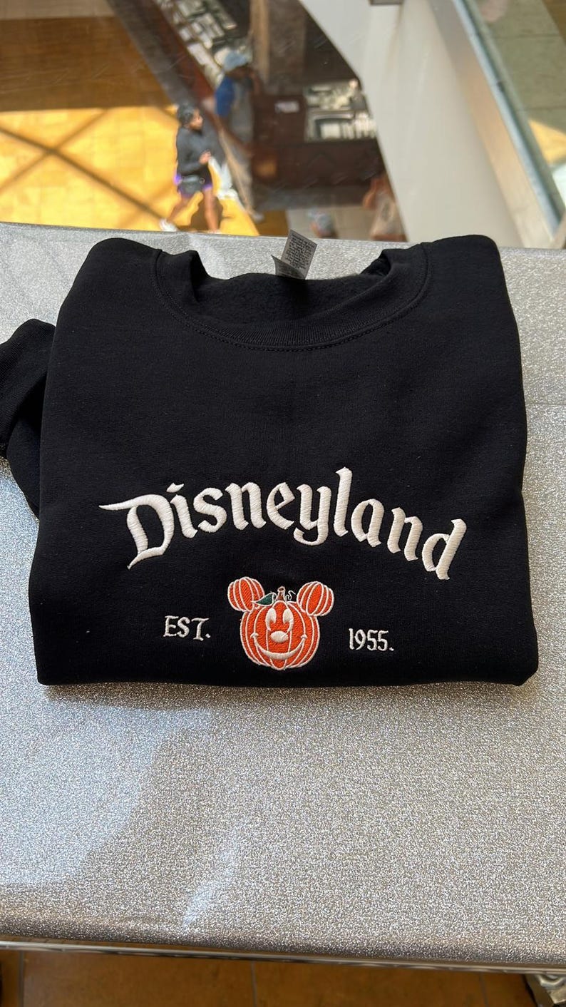 Sudadera de Halloween de Disneyland: Diseño bordado de Mickey y calabaza. imagen 1