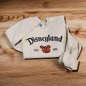 Sudadera de Halloween de Disneyland: Diseño bordado de Mickey y calabaza. imagen 5