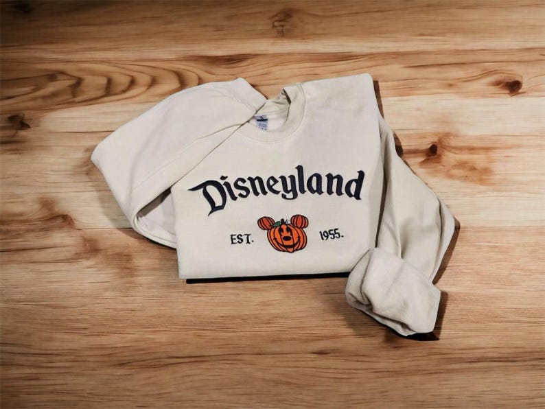 Sudadera de Halloween de Disneyland: Diseño bordado de Mickey y calabaza. imagen 5