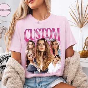 Puede incluir: Una camiseta rosa claro con un dise&ntilde;o gr&aacute;fico. El dise&ntilde;o presenta la palabra "CUSTOM" en una fuente rosa y brillante, con la palabra "Text" debajo. El gr&aacute;fico incluye m&uacute;ltiples im&aacute;genes de una mujer. La camiseta es parte de una colecci&oacute;n de ropa.