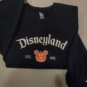 Sudadera de Halloween de Disneyland: Diseño bordado de Mickey y calabaza. imagen 4