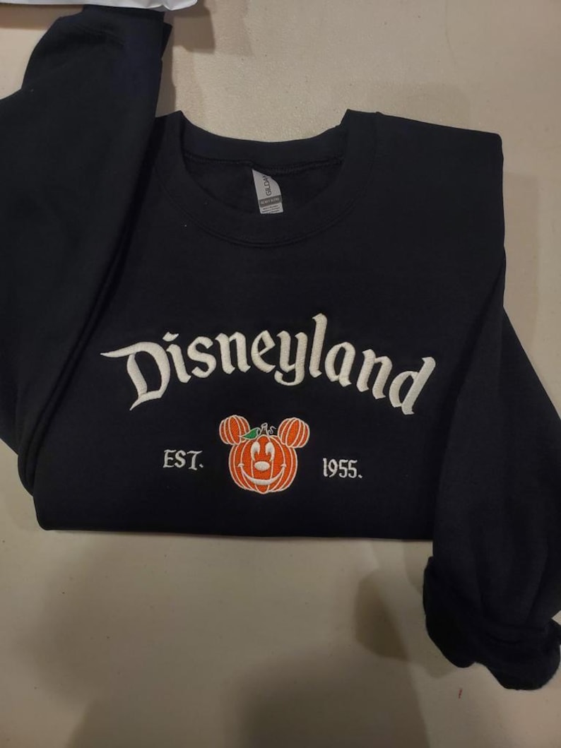 Sudadera de Halloween de Disneyland: Diseño bordado de Mickey y calabaza. imagen 4