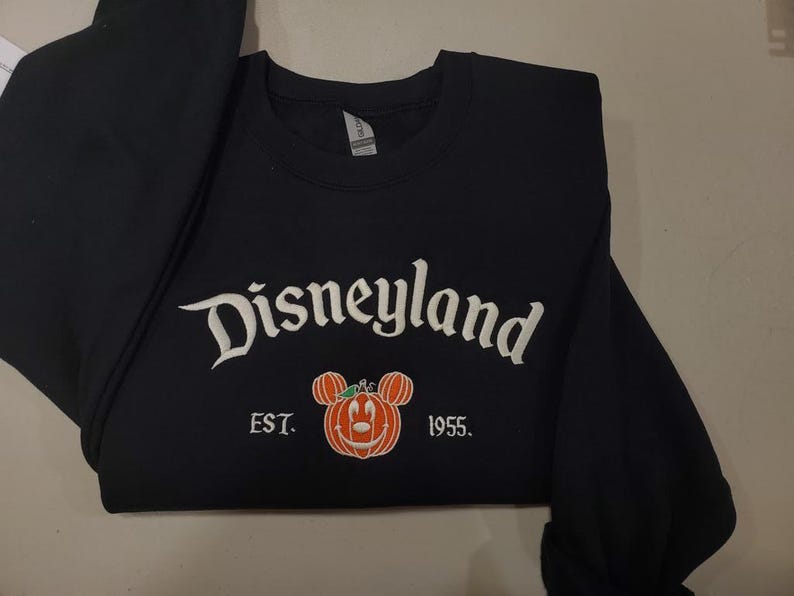 Sudadera de Halloween de Disneyland: Diseño bordado de Mickey y calabaza. imagen 7