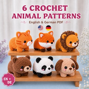 Puede incluir: Un documento digital con 6 patrones de ganchillo de animales, incluyendo un gato, zorro, león, oso, panda y perro. El texto dice 6 CROCHET ANIMAL PATTERNS, English & German PDF y EN + DE. Los seis peluches están sobre un soporte de madera de dos niveles.