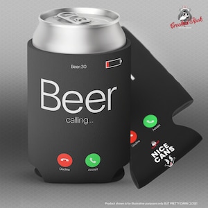 Könnte beinhalten: Ein schwarz-weißer, telefon-thematischer Dosenkühler mit dem Text "Beer calling..." und einem Batteriesymbol. Der Kühler hat einen grünen "Annehmen"-Knopf und einen roten "Ablehnen"-Knopf. Der Kühler ist um eine silberne Dose gewickelt.