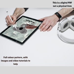 Op de afbeelding: Een digitaal PDF-patroon voor het haken van een koala-speelgoed. Het patroon bevat full-color afbeeldingen en video tutorials. Het patroon is getiteld "Katie the Koala Ring Rattle".