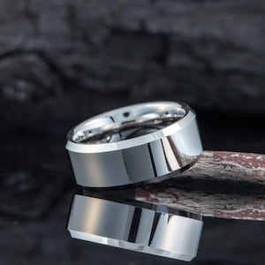 Classic Silver Tungsten Wedding Band, White Tungsten Men&#39;s Wedding Ring for Him and Her Anniversary Ring Comfort Fit Silver Wedding Band