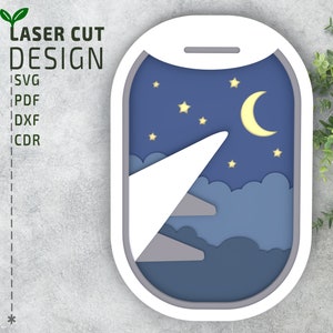 Könnte beinhalten: Ein weißes Flugzeugfenster mit blauem Himmel und Wolken. Das Fenster ist geöffnet und man sieht einen weißen Flugzeugflügel, der durch den Nachthimmel fliegt. Am Himmel sind gelbe Sterne und ein gelber Halbmond zu sehen.