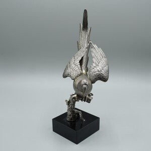 Estatuilla metalálica hecha a mano – pájaro en una rama